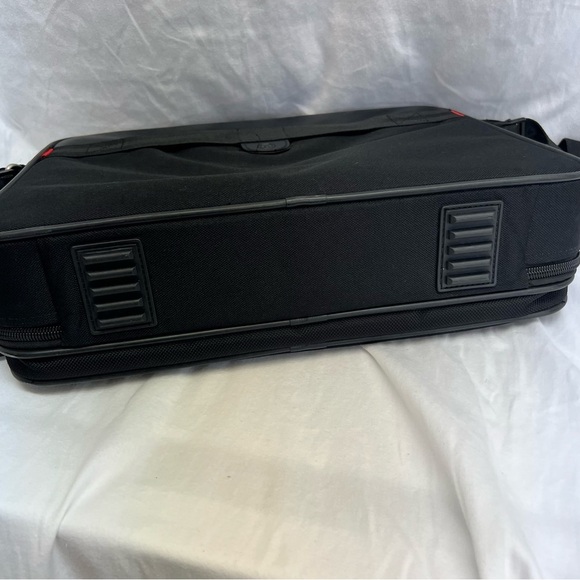 SwissGear black laptop bag with adjustable strap. - Picture 9 of 9